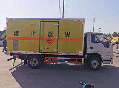 白云爆破器材运输车工人安全操作规范与智能技术保障